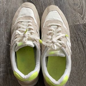 New balance women’s classic sneakers